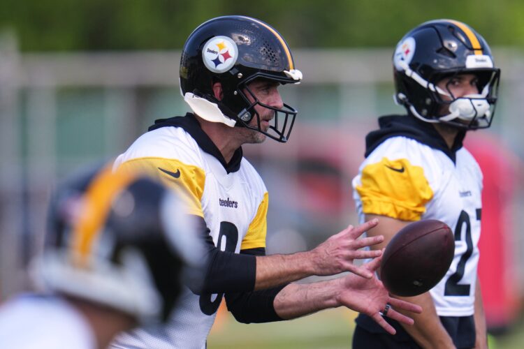 Rodgers hits the practice field after deciding to stay with the Steelers